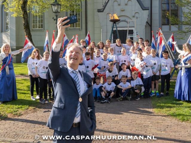 IMG_7626 Burgemeester Röell maakt een selfie met lopers van de Bevrijdingsloop, 2023