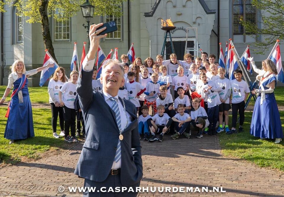 Burgemeester Röell maakt een selfie met lopers van de Bevrijdingsloop, 2023