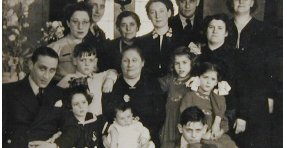 Deze foto is vermoedelijk gemaakt in 1941. Judith staat als de eerste persoon links. Dochter Sara zit als het eerste kind links.