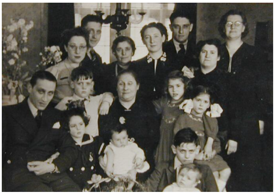 Deze foto is vermoedelijk gemaakt in 1941. Judith staat als de eerste persoon links. Dochter Sara zit als het eerste kind links.